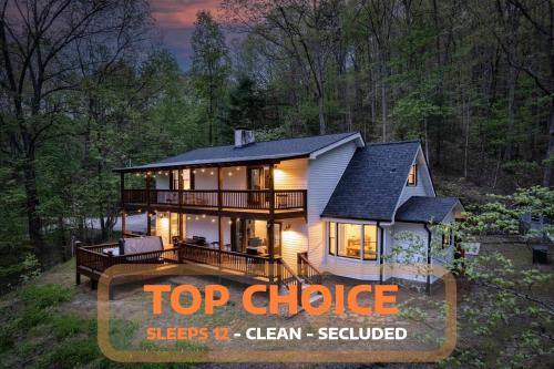 Luxury Chalet on 50 Acres, Hot Tub, Game Room, Mountain View & seasonal spring in Mineral Bluff, USA