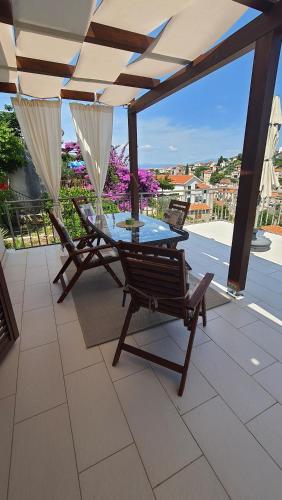  Apartments with sea view in Stomorska
