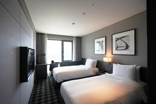 Premier Twin Room with River View