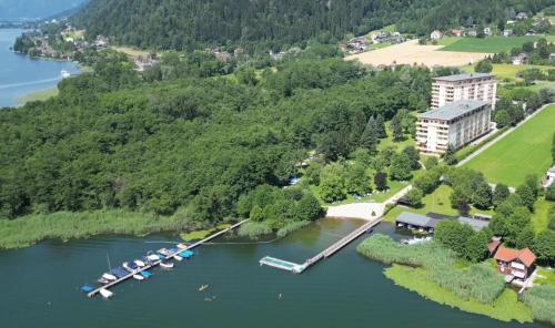  WEG Haus KMB Seeappartement direkt am Ossiacher See mit Hallenbad Skigebiet Gerlitzen, Pension in Tschöran