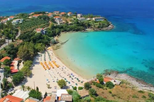 Joy's modern-chic home in แคลามาทา