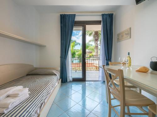 2 bedrooms, 5 beds