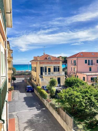 CASA MARA, Borgio Verezzi, 50 m dal mare in pieno centro