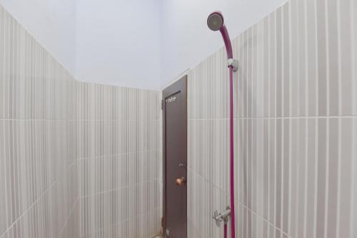Bathroom, RedDoorz Syariah near Ramayana Mall Tarakan in Tarakan