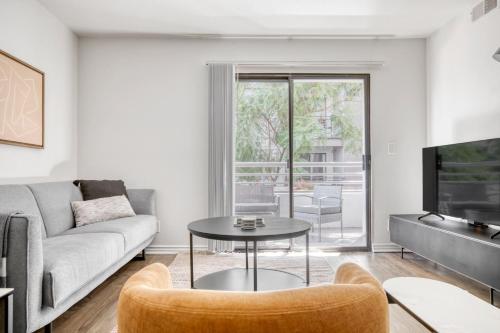 Studio City 2br w pool gym wd nr Olive Ave LAX-922