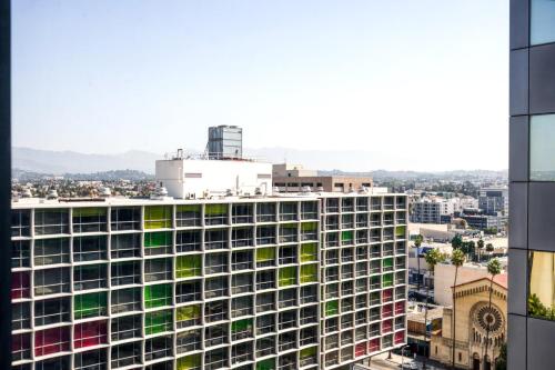 Koreatown Studio w Coworking Pool nr Metro LAX-872 thumb 4