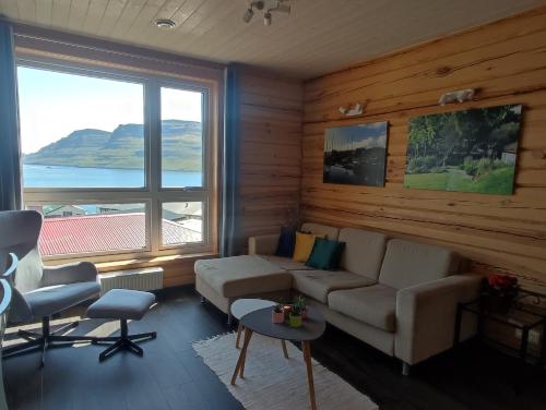 Gøtugjógv Log House (Gøtugjogv Log House) in Gjogv
