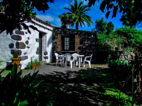 La Bodega casa rural con piscina y jardines