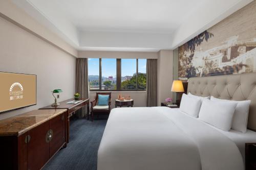 City Hotel Xiamen Room Type - Deluxe King Room (City Double-decker Sightseeing Bus for 2 people + Indoor Children's Playground) City Hotel Xiamen Room Type - Deluxe King Room (City Double-decker Sightseeing Bus for 2 people + Indoor Children's Playground)