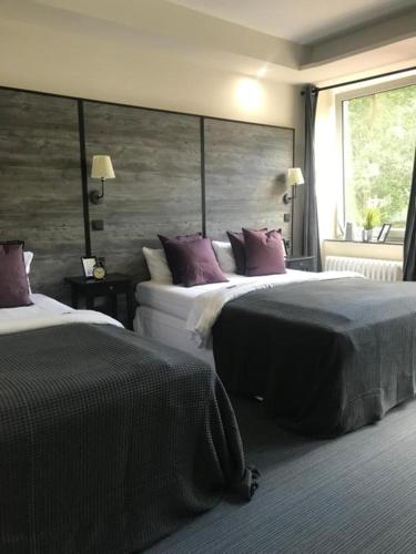 2 queen beds