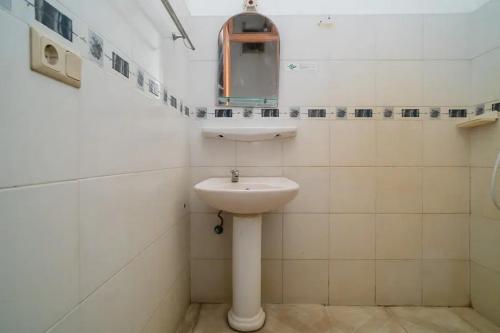 Puri Saras Bintaro Syariah Mitra RedDoorz - image 5