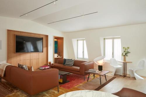 room detail thumbnail 2