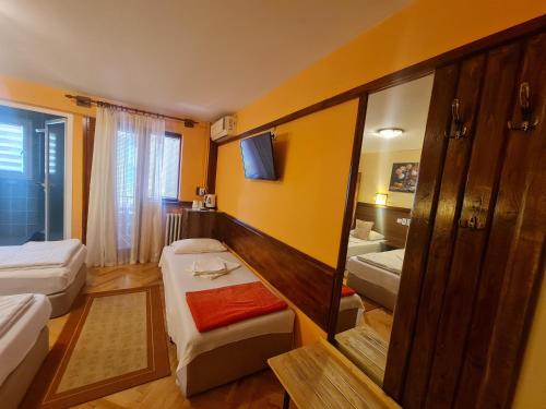 1 double bed, 2 twin beds, 1 sofa bed