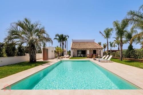 Posh villa with pool & jacuzzi