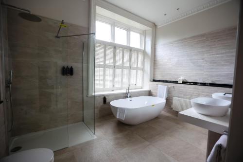 Albrighton Hall Hotel and Spa, a member of Radisson Individuals - 샤워실