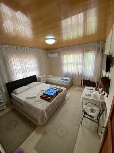 1 double bed, 1 twin bed