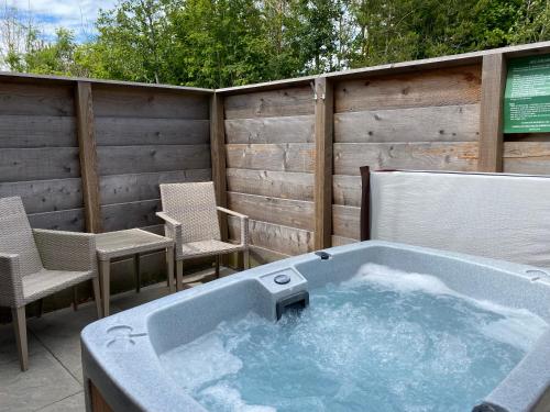 Fox Lodge with Hot Tub - Cupar