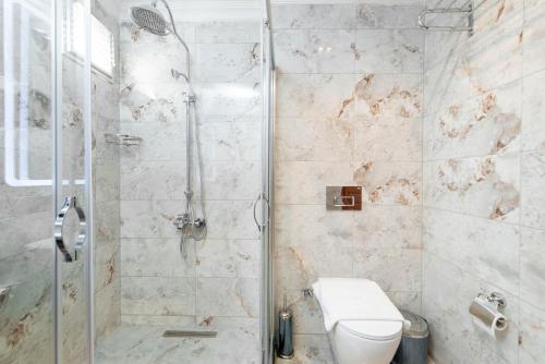 Deluxe Triple Room image 3