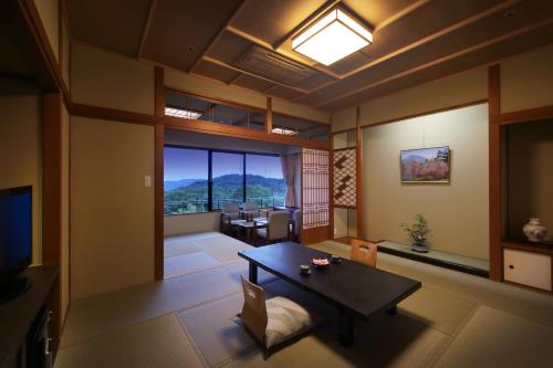 room detail thumbnail 1
