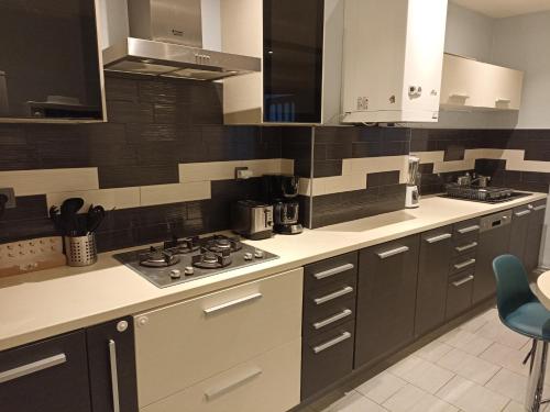 廚房, Le Sunshine, 5 chambres, wifi et parking inclus in 羅阿訥
