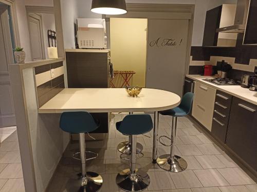廚房, Le Sunshine, 5 chambres, wifi et parking inclus in 羅阿訥