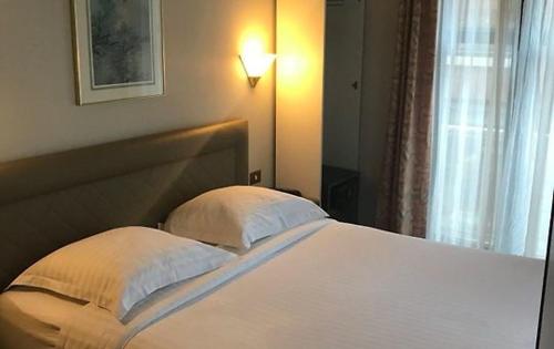 Double Room image 3