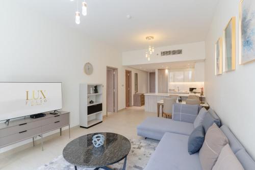Sleek 1 Bedroom with Views of Dubai Marina - image 2