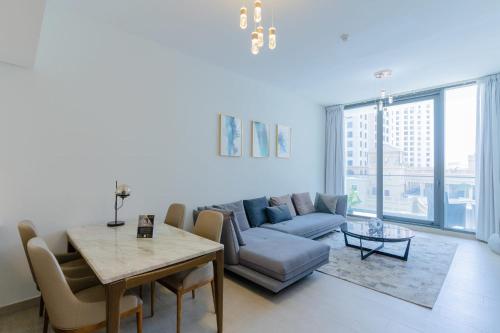 Sleek 1 Bedroom with Views of Dubai Marina - image 10