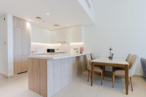 Sleek 1 Bedroom with Views of Dubai Marina - image 13