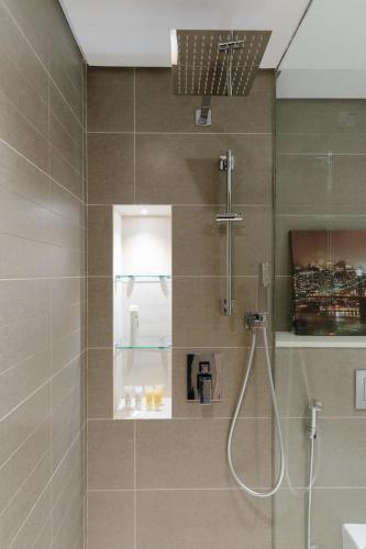Sleek 1 Bedroom with Views of Dubai Marina - image 11