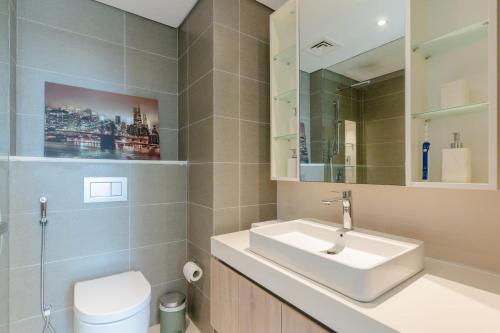 LUXFolio Retreats - Contemporary Marina Apartment - image 12