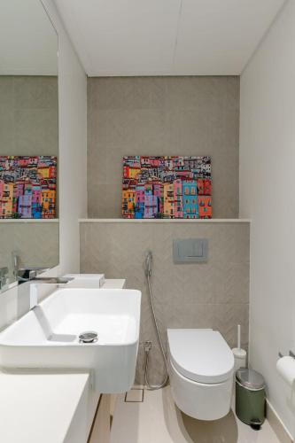 LUXFolio Retreats - Contemporary Marina Apartment - image 3