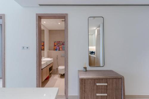 Sleek 1 Bedroom with Views of Dubai Marina - image 4