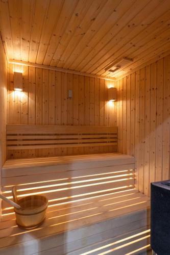 LUXFolio Retreats - Contemporary Marina Apartment - image 14