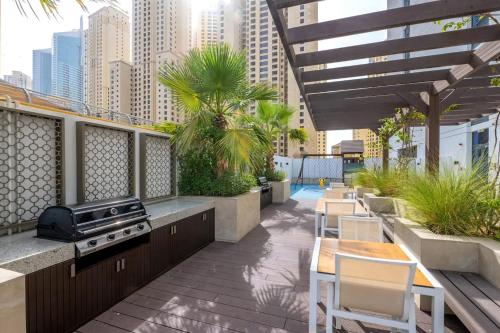 LUXFolio Retreats - Contemporary Marina Apartment - image 8