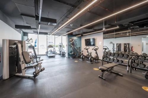 LUXFolio Retreats - Contemporary Marina Apartment - image 4