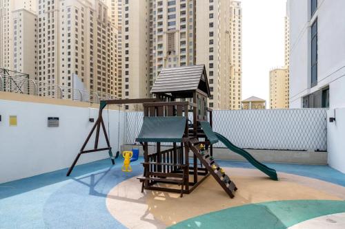 Sleek 1 Bedroom with Views of Dubai Marina - image 3