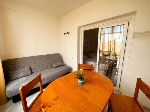 Studio with Sofa Bed image 10