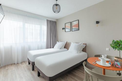 2 twin beds