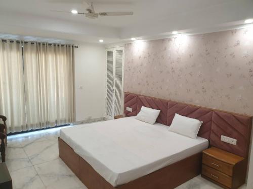 Elegant 1 BR set in Connaught Place