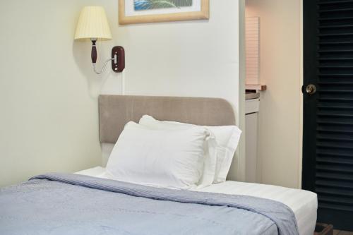 Single Room image 4