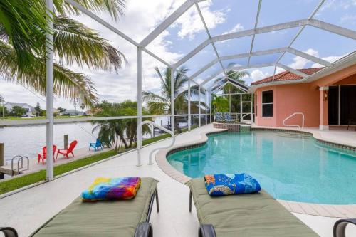Villa Maxos - Boaters dream 4br/3 bath pool / spa in Matlacha (FL)