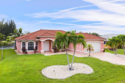 Villa Maxos - Boaters dream 4br/3 bath pool / spa in Matlacha (FL)
