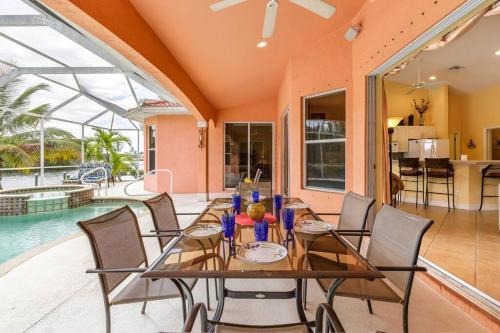Villa Maxos - Boaters dream 4br/3 bath pool / spa in Matlacha (FL)