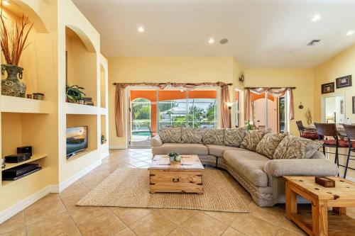 Villa Maxos - Boaters dream 4br/3 bath pool / spa in Matlacha (FL)