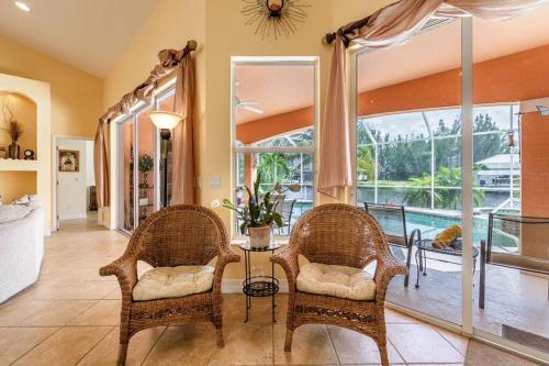 Villa Maxos - Boaters dream 4br/3 bath pool / spa in Matlacha (FL)