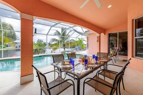 Villa Maxos - Boaters dream 4br/3 bath pool / spa in Matlacha (FL)