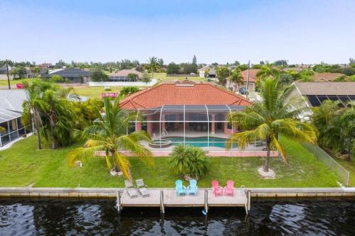 Villa Maxos - Boaters dream 4br/3 bath pool / spa in Matlacha (FL)