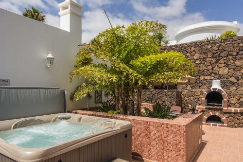 Charming Puerto Del Carmen Villa Antares 4 Bedrooms Private Pool and Close to the Old Town