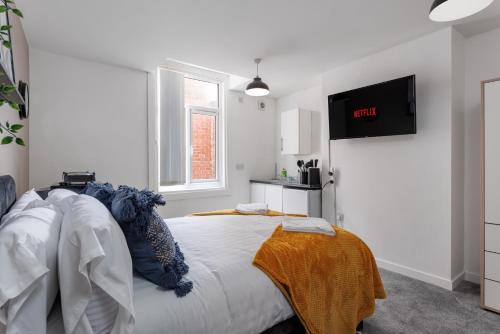 City Centre Studio 2 with Kitchenette, Free Wifi and Smart TV with Netflix by Yoko Property